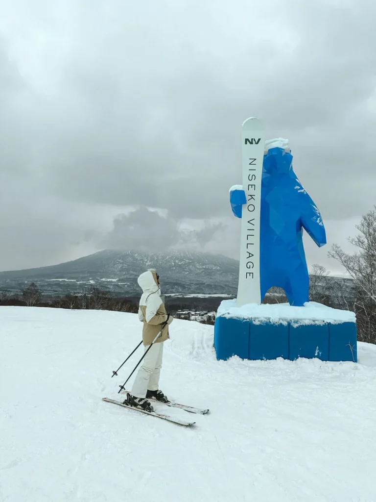 What to wear when skiing in Niseko, Japan: ski outfit and gear