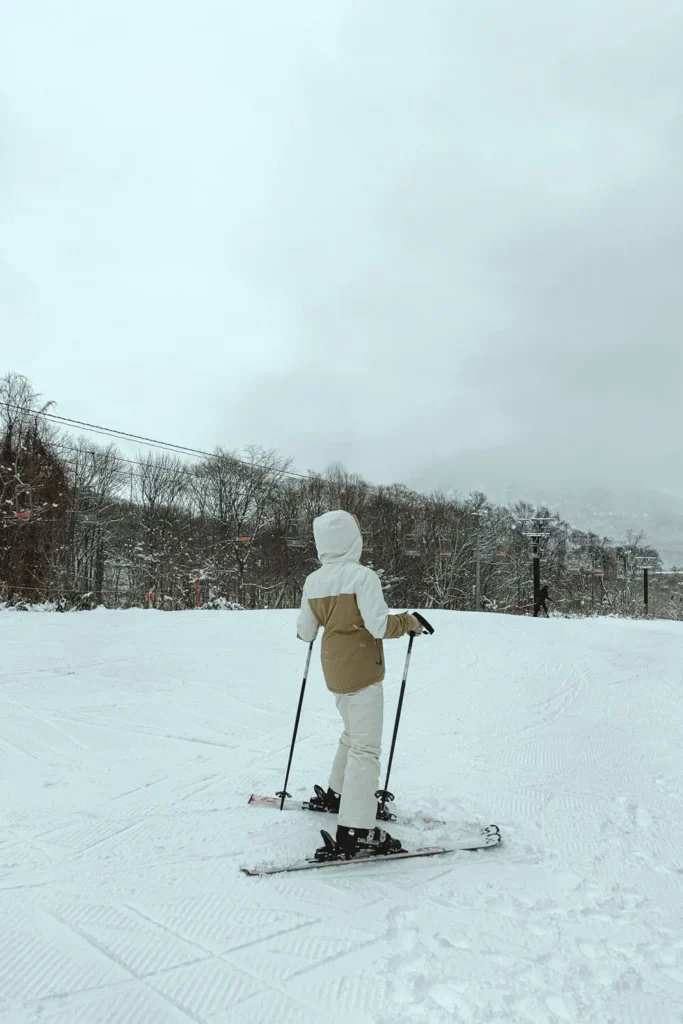 What to wear when skiing in Hokkaido, Japan: ski outfit and gear